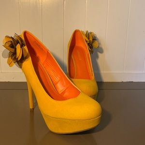 🔥 statement heels🔥 yellow heels with a black and yellow flower decal